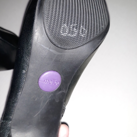 5/$25 💕 Me Too black leather zip ankle boots. 3.5 inches heel. Size 7 - Picture 9 of 12